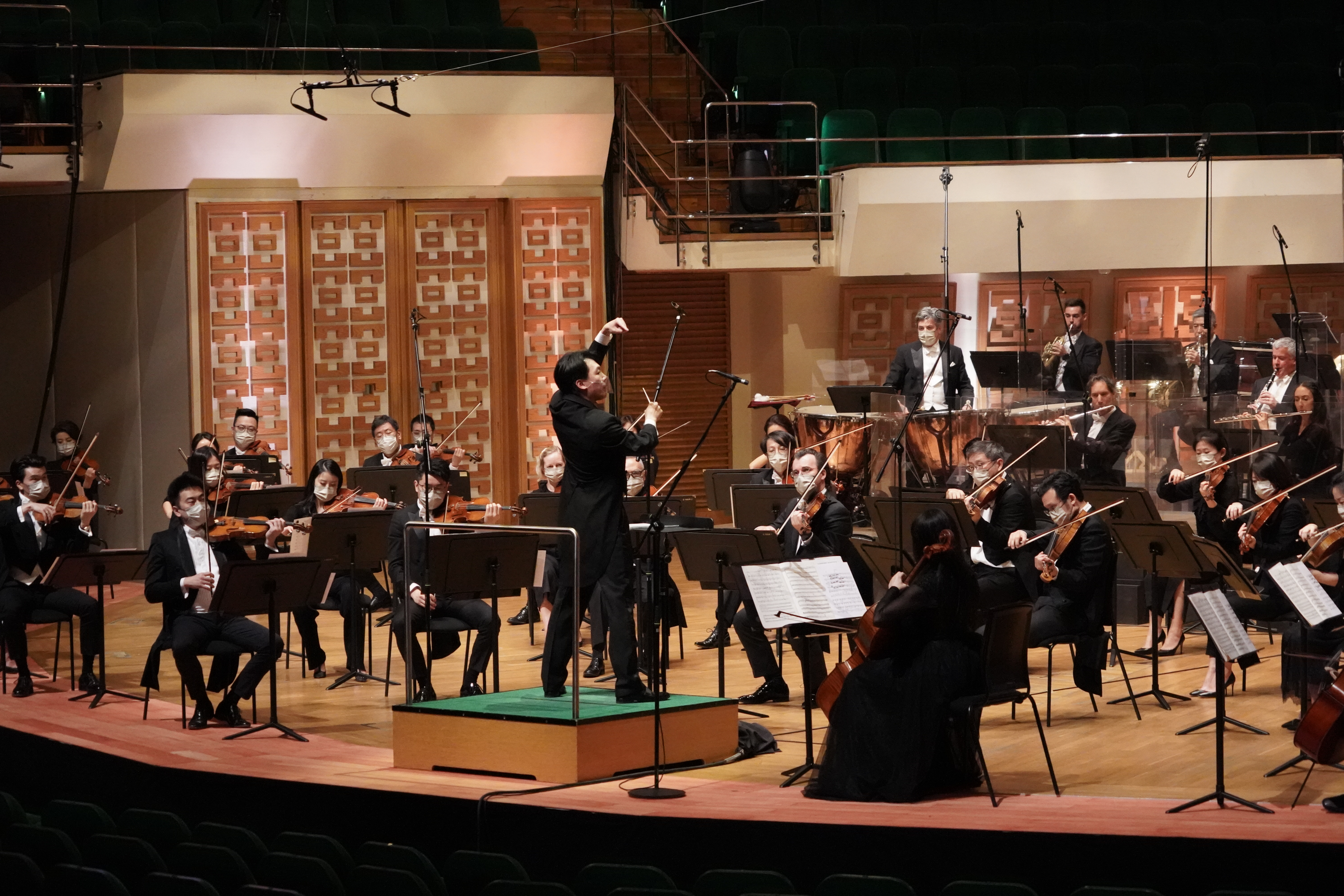 HK Phil with Lio Kuokman 3(c) Flora Fung_HK Phil.jpg