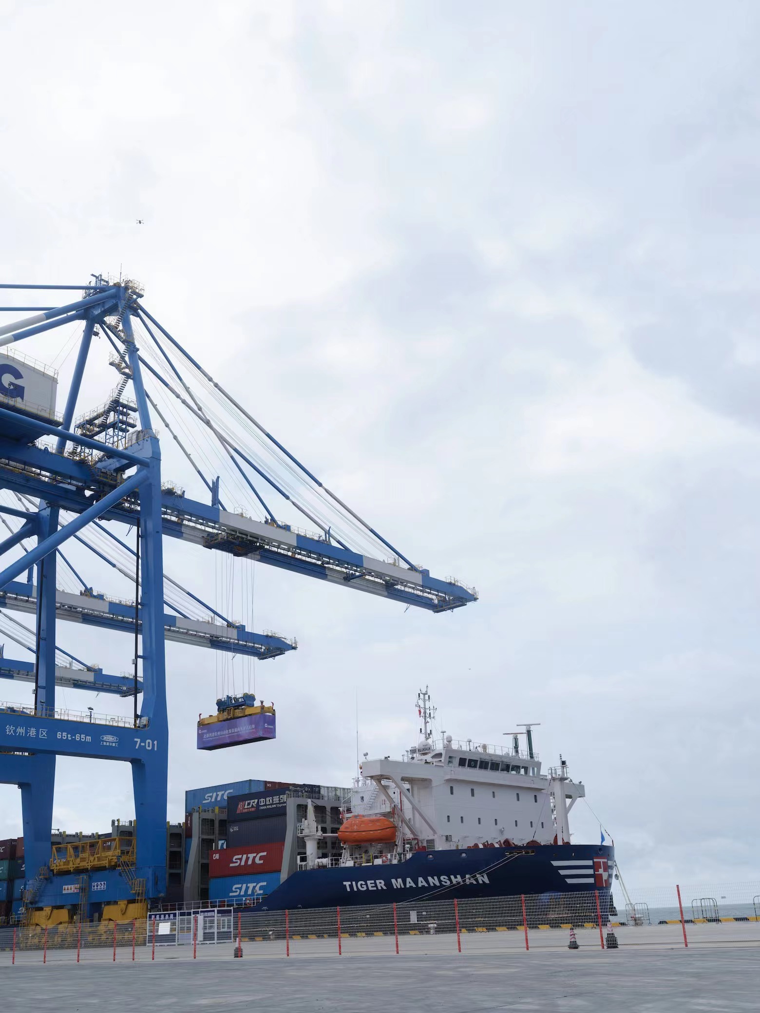 圖2：自動化集裝箱碼頭正在無人作業  北部灣港集團供圖.jpg