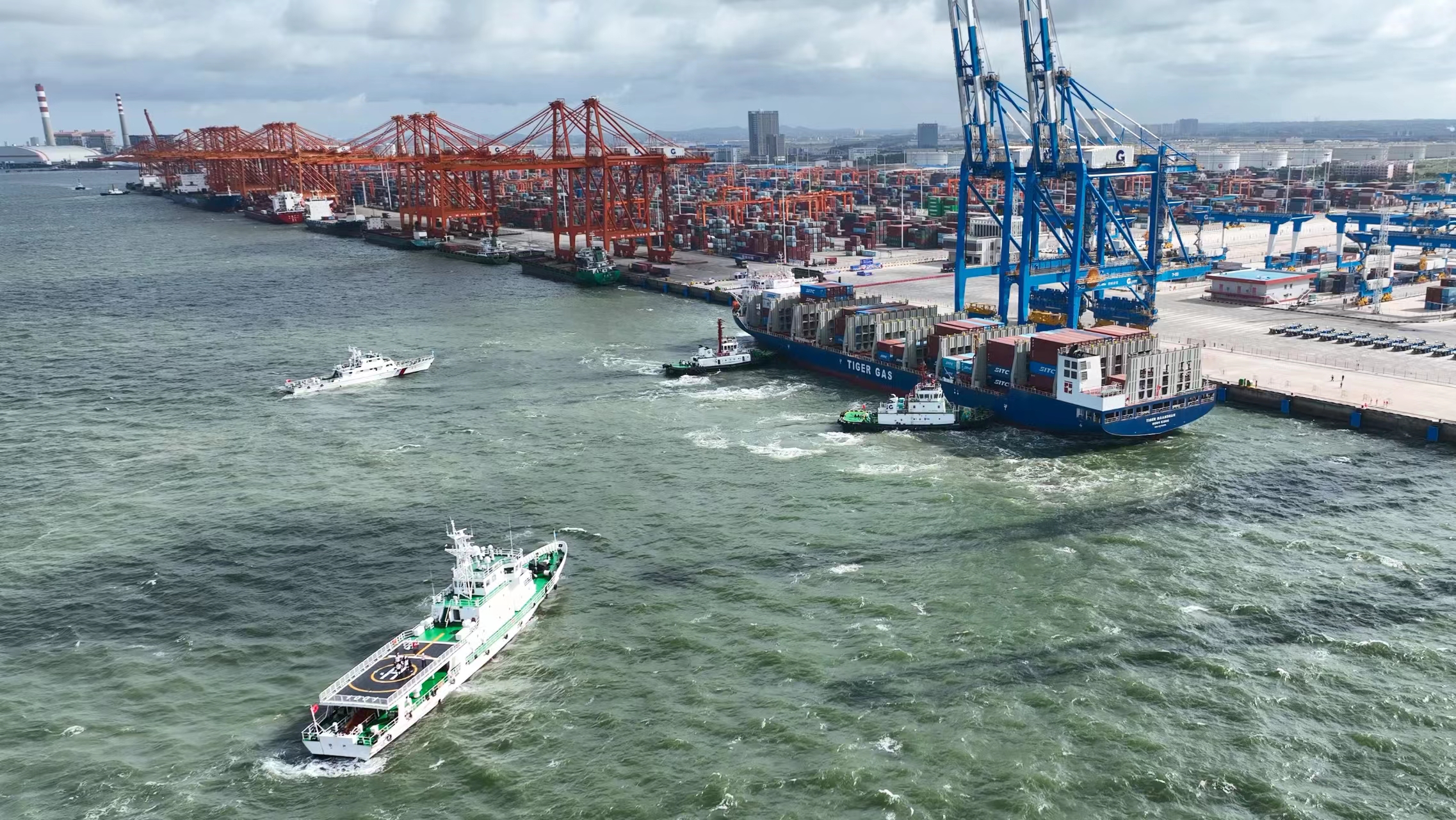 圖3：全國首個海鐵聯運自動化集裝箱碼頭首次靠泊  張路攝.jpg