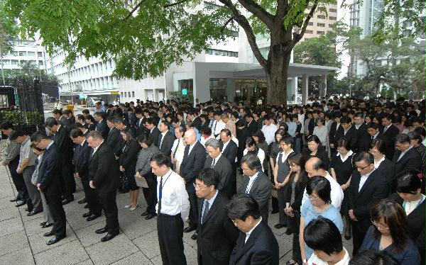 2008年5月19日下午，香港特區政府官員於中區政府總部默哀3分鐘，哀悼汶川大地震遇難同胞。2.jpg