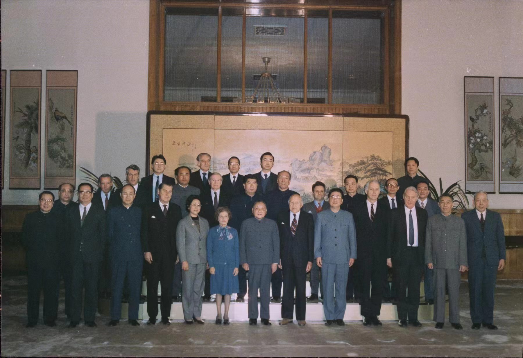 1985年1月18日，广东核电合营有限公司合营合同签字仪式  .jpg