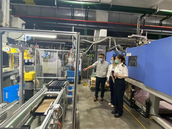 圖二海關關員赴企業調研.jpg