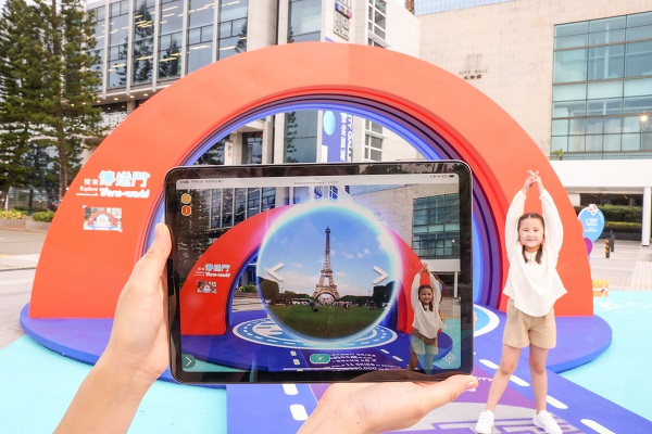 AR傳送門:掃二維碼,參觀者經「傳送門」,瞬間置身巴黎(艾菲爾鐵塔) .jpg