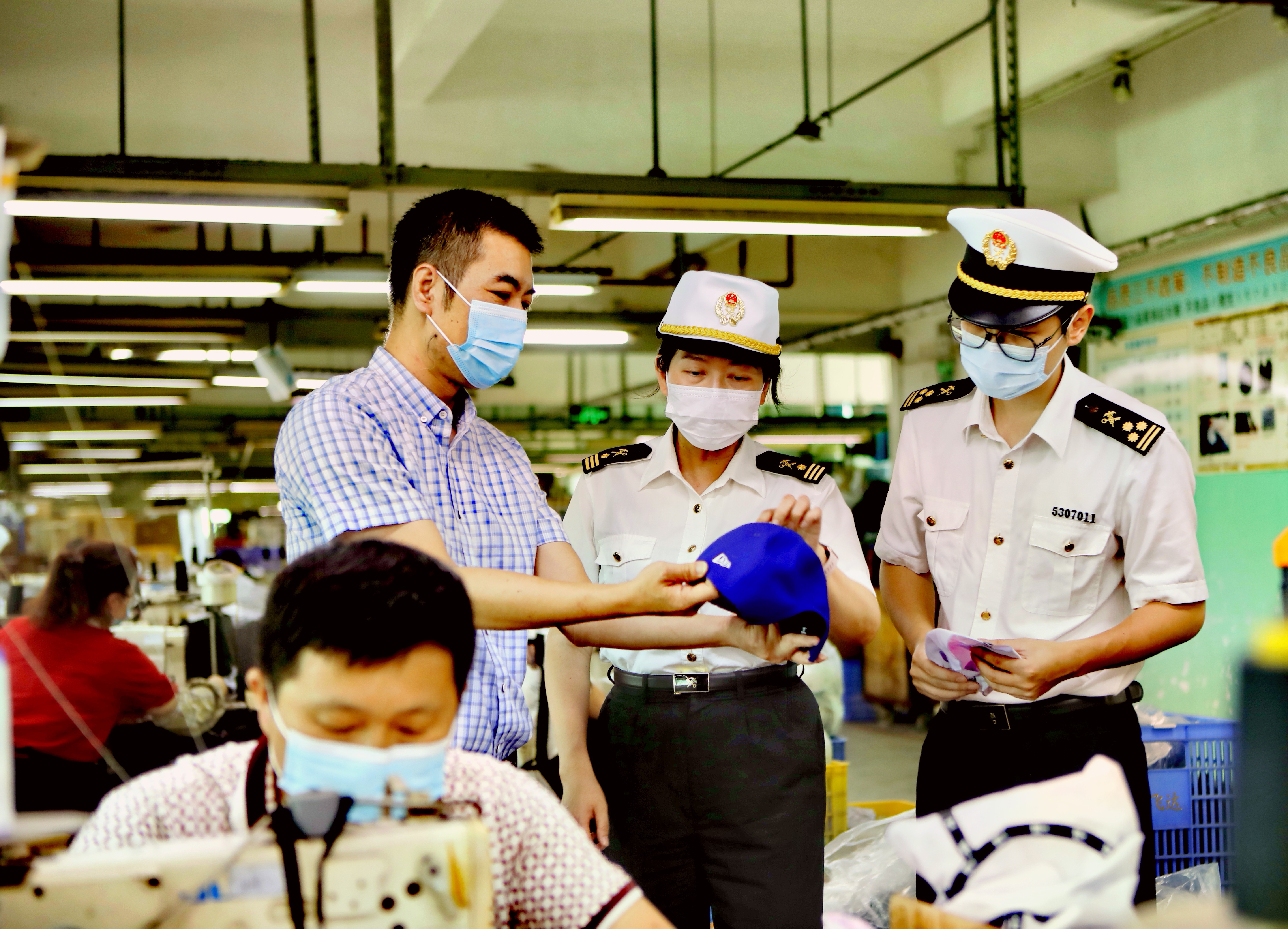 2、深圳海關關員到轄區帽子製造企業開展調研,指導企業應用RCEP自貿區原產地規則。.jpg
