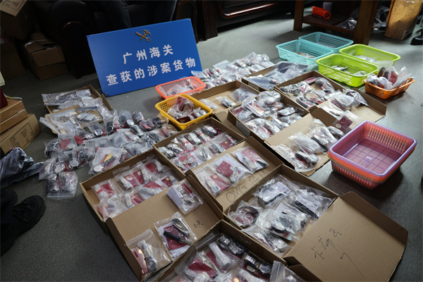 1、廣州海關組織“奮發12”專項行動查獲一批走私高檔手表--黃漢宏攝.jpg