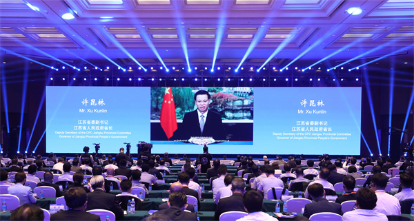 圖三江蘇省委副書記、省人民政府省長許昆林視頻致辭表示，江蘇堅定不移實施對外開放戰略，已深度融入全球分工體系，是國內外許多產業循環的發起點和聯結點，深化與東盟、日韓經貿和產業合作基礎紮實、前景廣闊.jpg