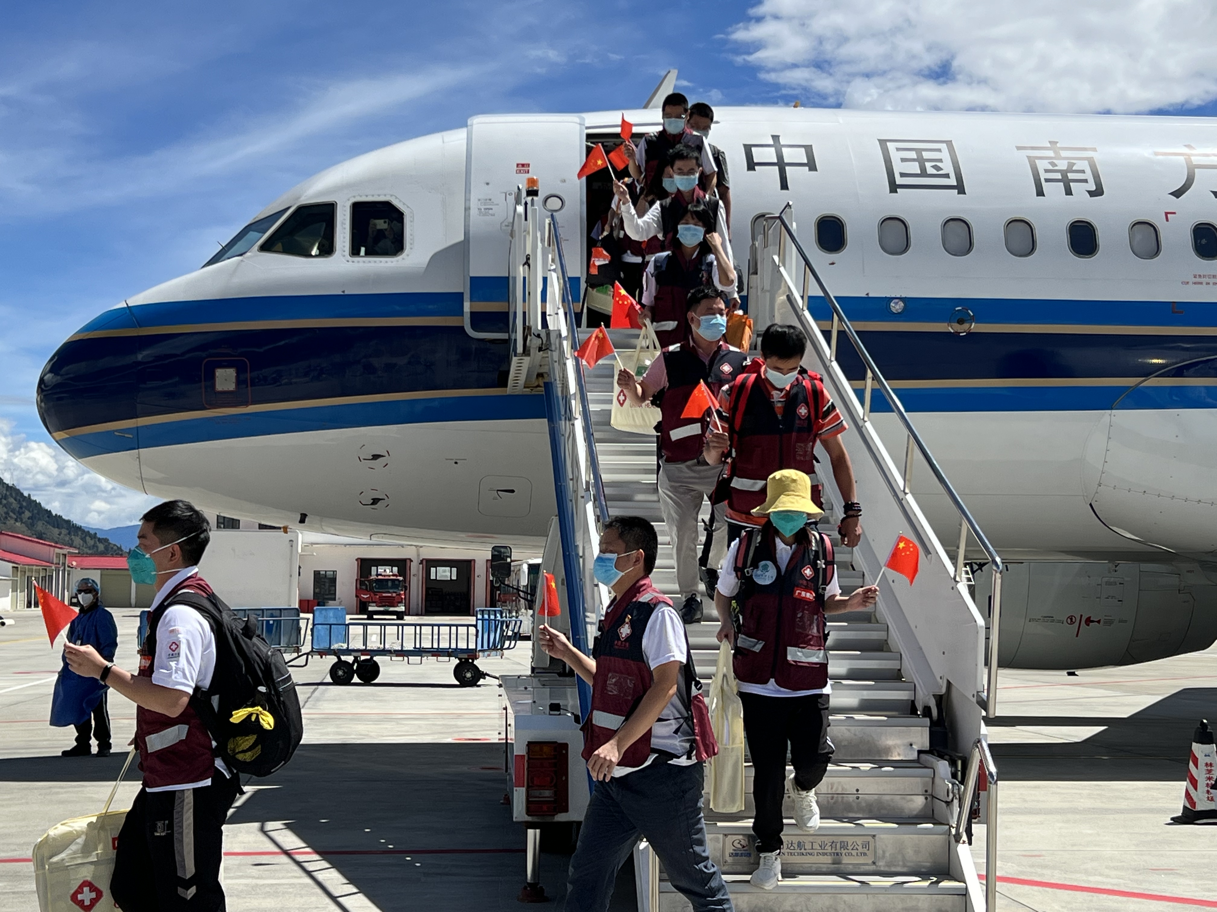 2、123名廣東醫療隊醫護人員抵達林芝(供圖:南航).jpg