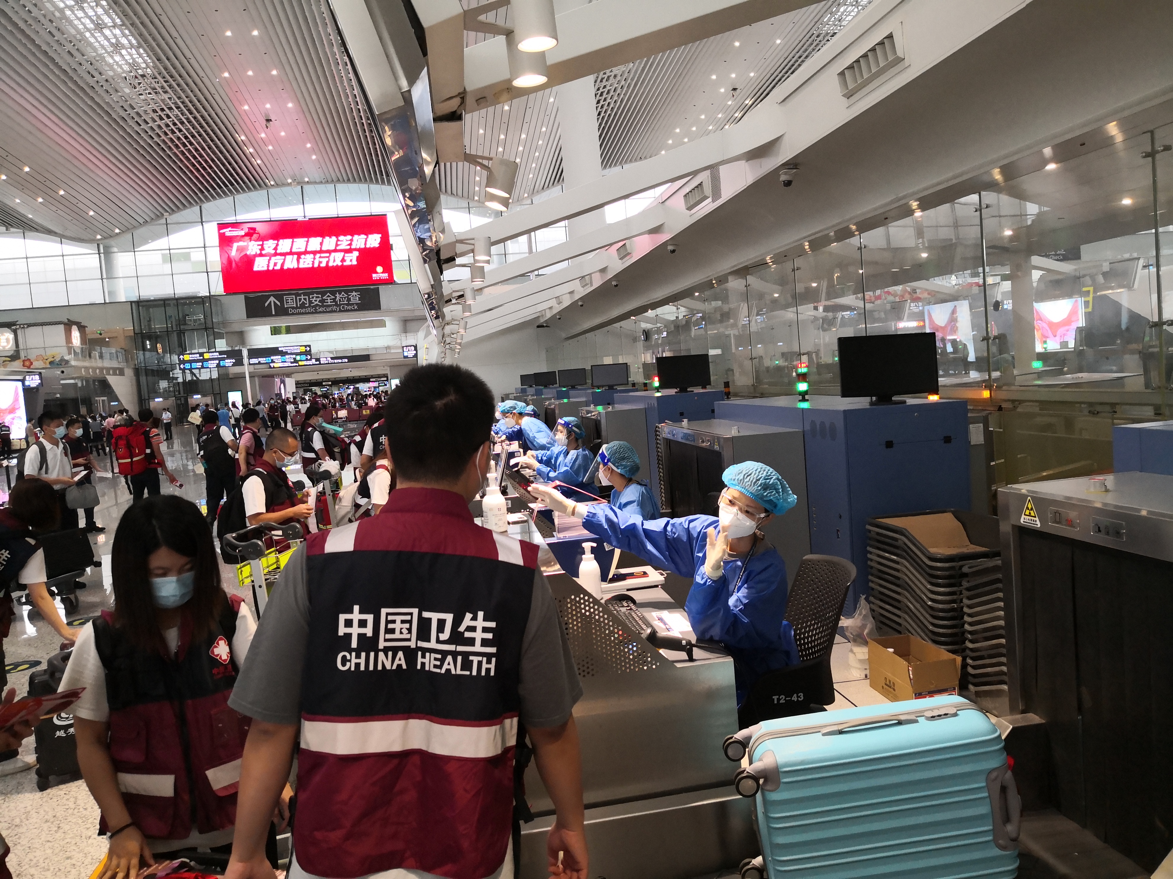 3、馳援林芝的廣東醫療隊在辦理登機手續(供圖:南航).jpg