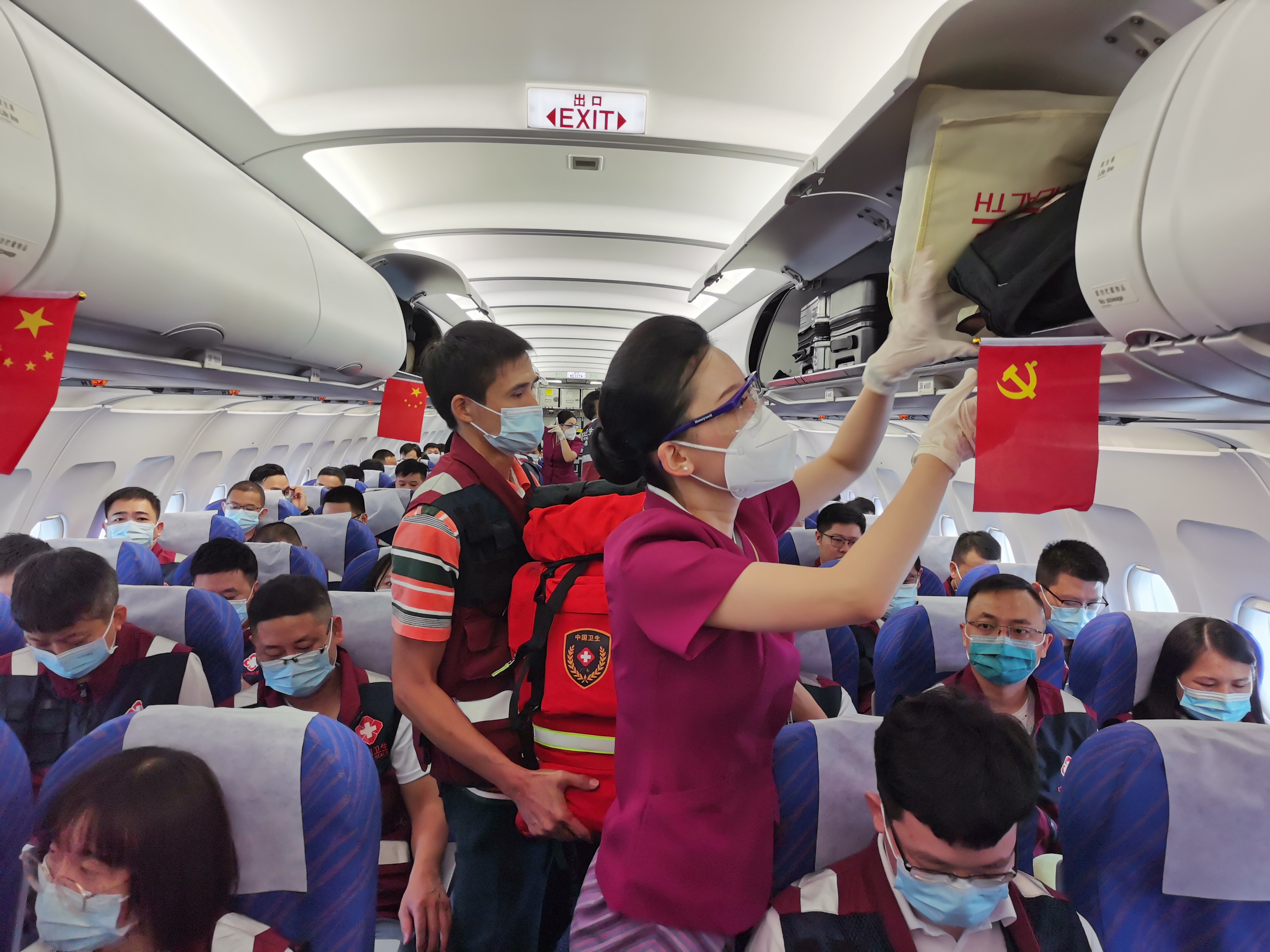 4、廣東醫療隊在機艙(供圖:南航).jpg