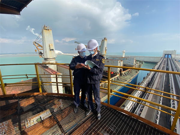 2:湛江海關關員在卸煤機平台現場監管煤炭卸貨.jpg