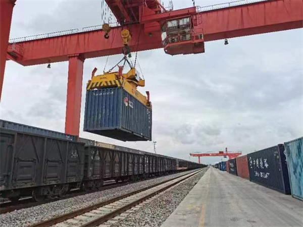 1、正在吊裝集裝箱上糧食班列(攝影:廣鐵宣).jpg