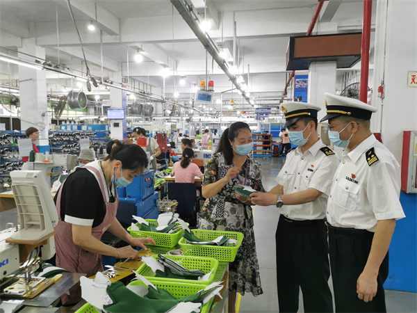 2、廣州海關關員到轄區運動鞋出口企業開展生產經營情況調研。.jpg
