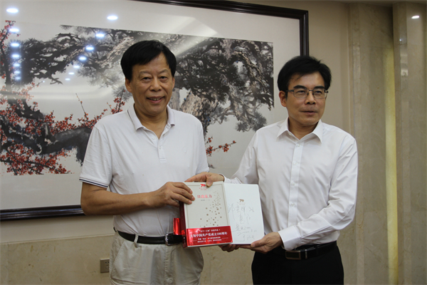圖說4：采風團團長、中國作協原副主席黃亞洲（左）向汕頭市政協主席邱奕輝贈書.jpg
