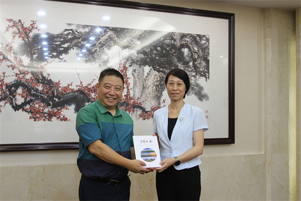 圖說5：香港商報董事總經理戴杰（左）向汕頭市政府副市長王雪竹贈送《品鑒岭南》一書.jpg