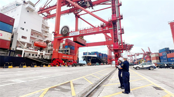 1、深圳海關在蛇口港監管進出口貨物.jpg