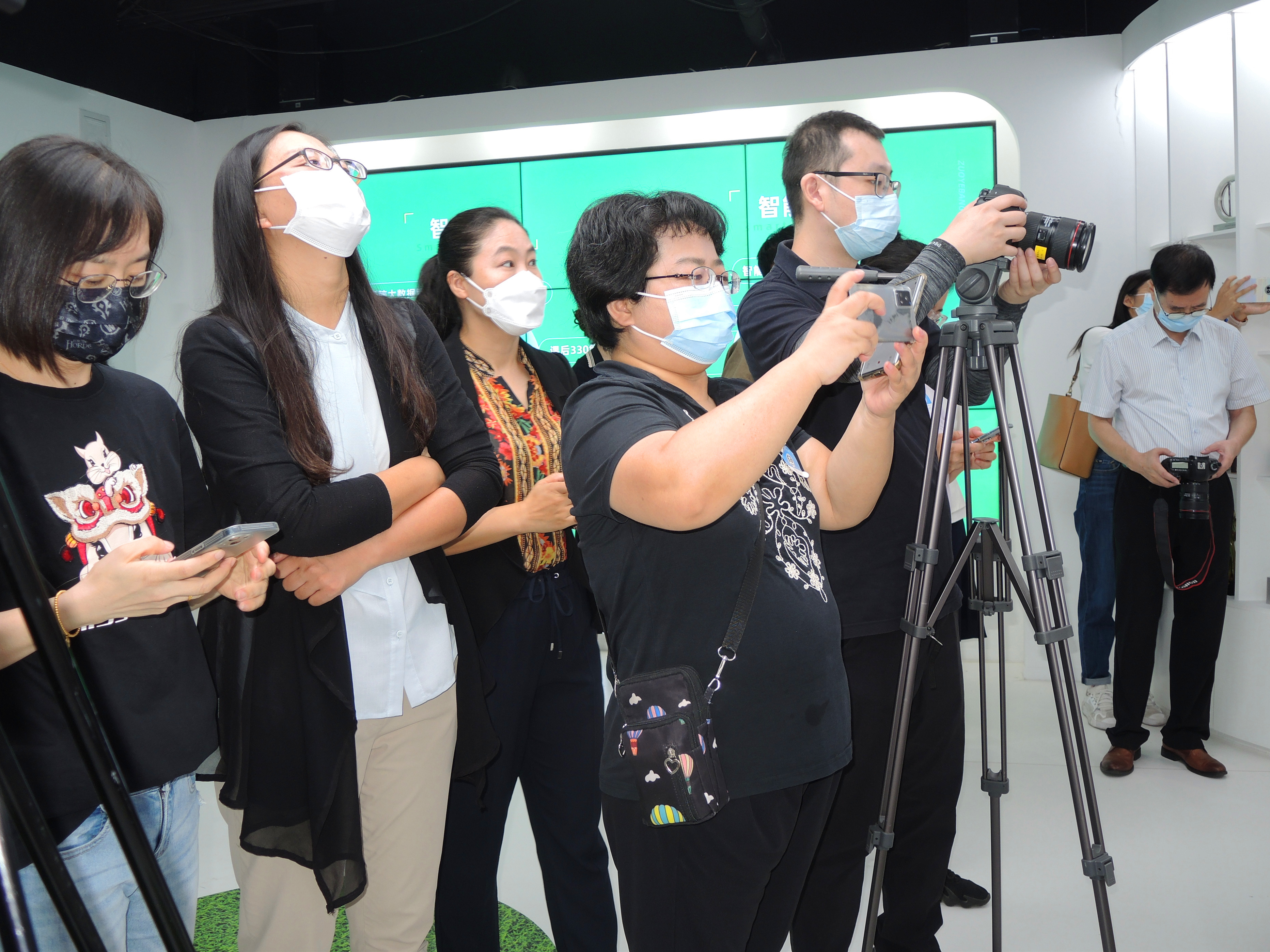 圖片5：媒體記者參觀作業帮智慧教育展廳.jpg
