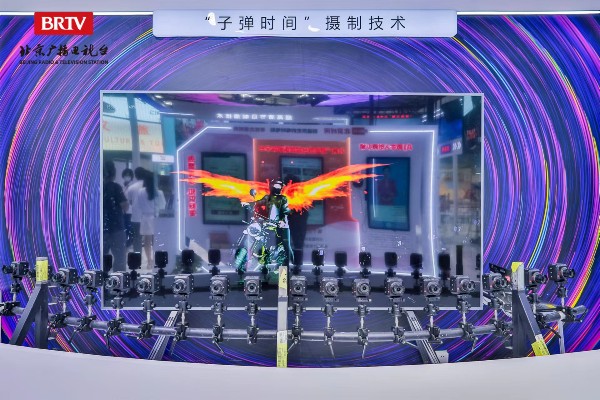圖片2：“融媒視聽”區域為觀眾獻上了一場極致的視覺盛宴，“子彈時間”攝制設備展示.jpg