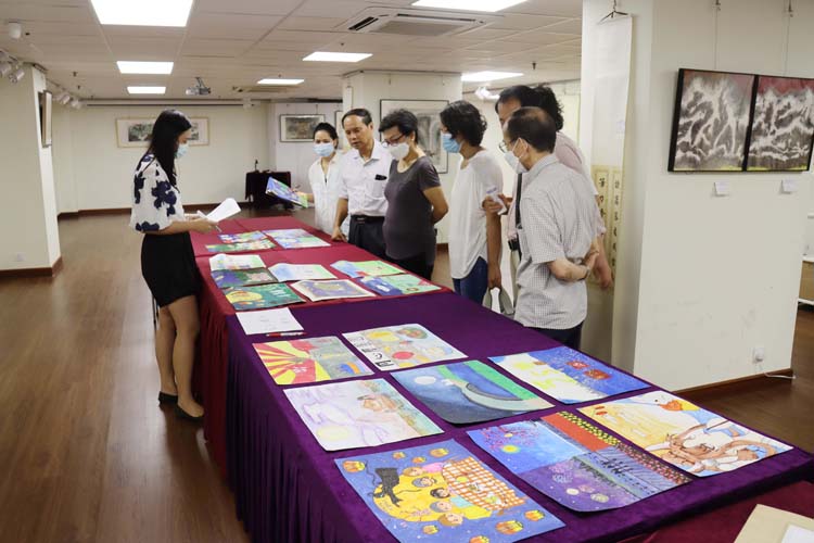 香港知名艺术家参与“同心创梦”第三届少儿绘画大赛评审(1).jpg