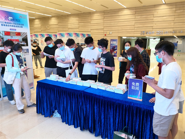 5 、巡展广州站现场索取明信片的读者络绎不绝.jpg