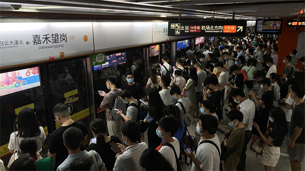 地鐵客流 鄧志聰攝.jpg