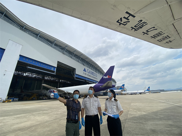 廣州海關所屬廣州白雲機場海關關員對進口的保稅租賃飛機進行監管.jpg