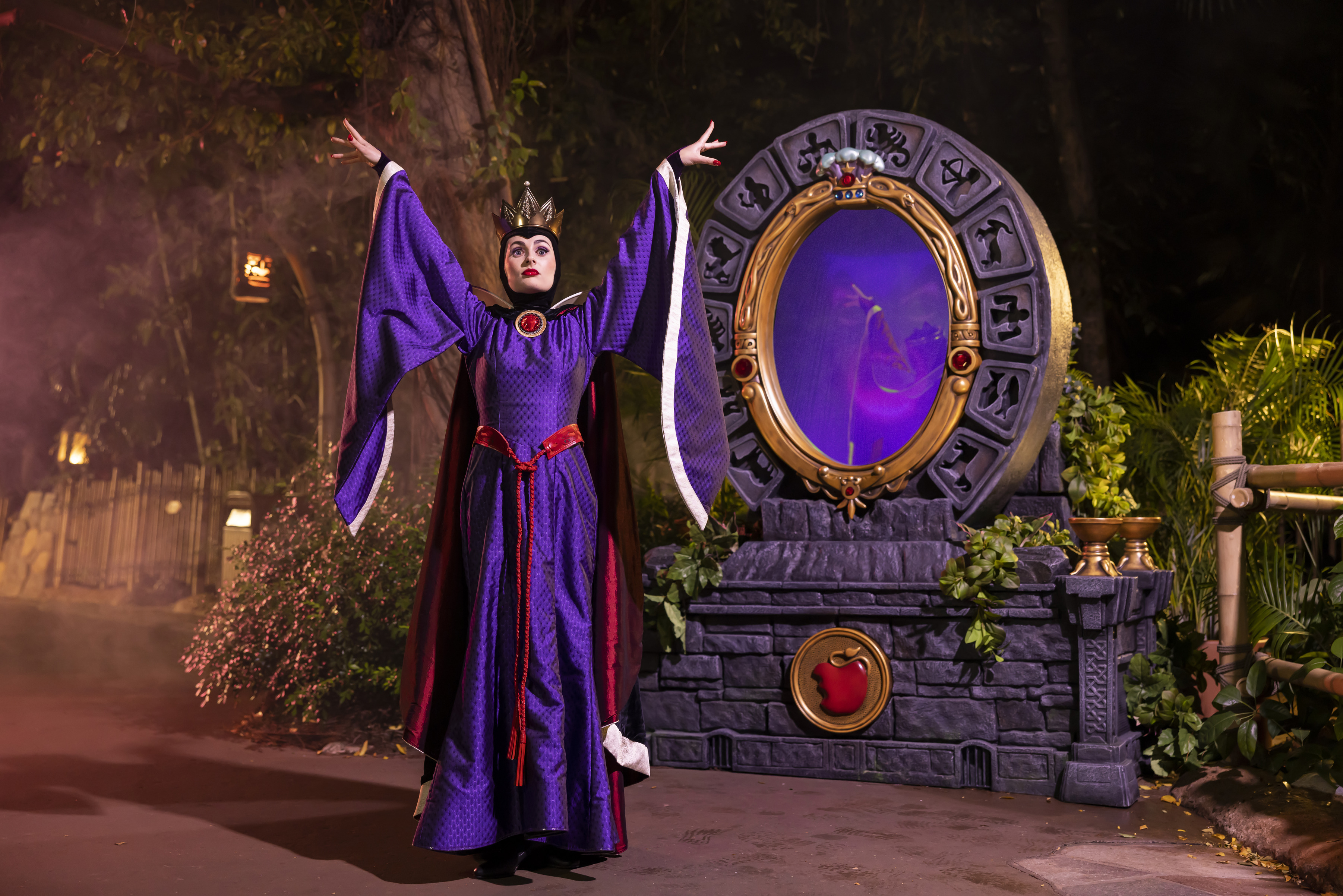 HKDL_Halloween_Wicked Fun Party Zone_Evil Queen 1 (1).jpg