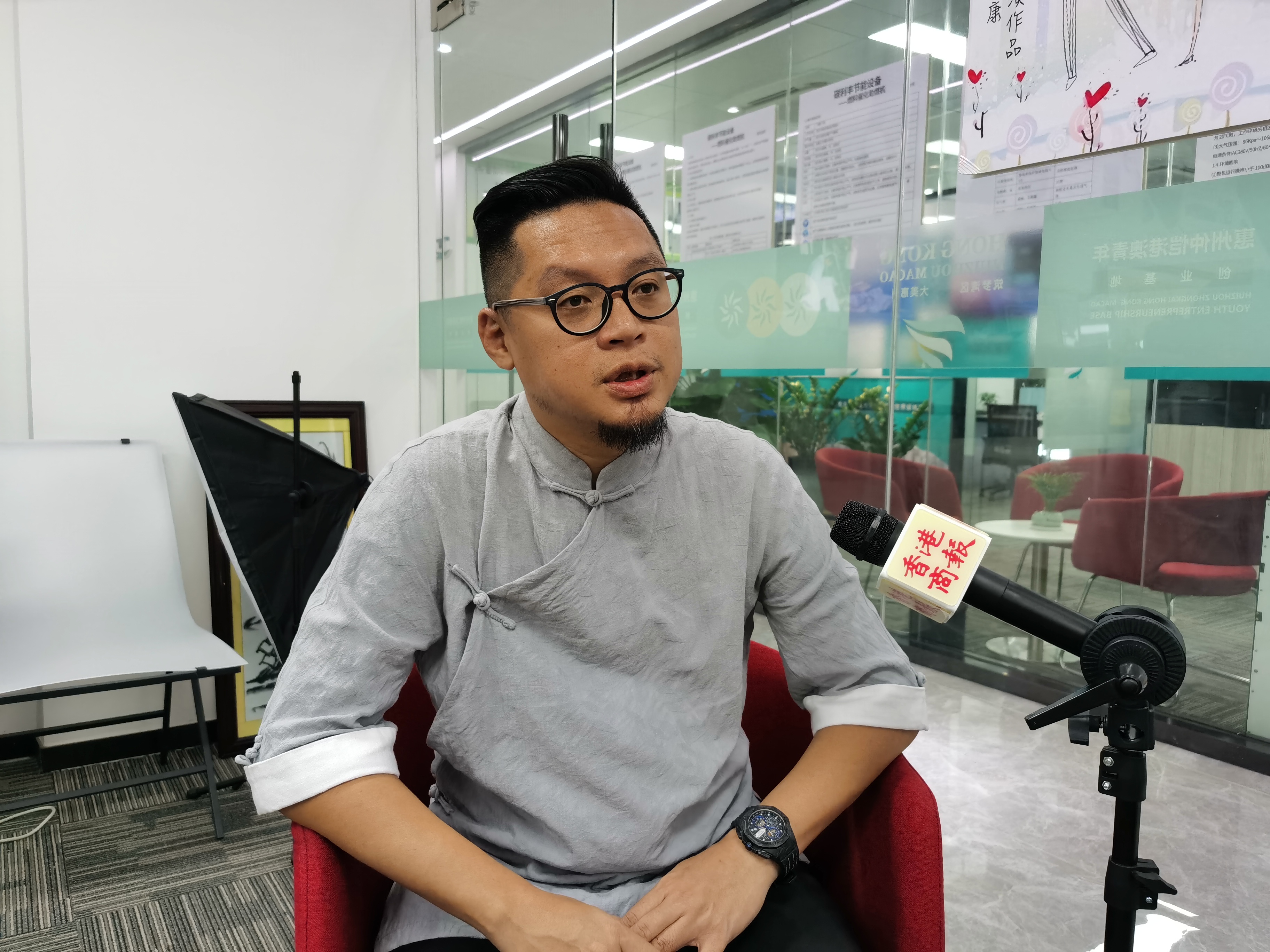 2、周柏康接受本報記者採訪(攝影:盧偉) - 復件.jpg