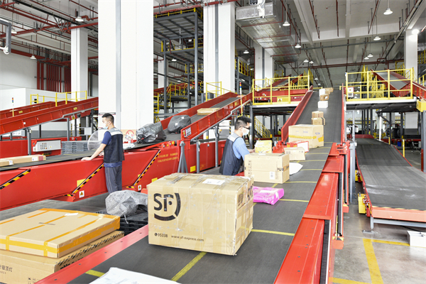 2、 順豐華南航空樞紐(廣州)內場(攝影:粵機宣).jpg