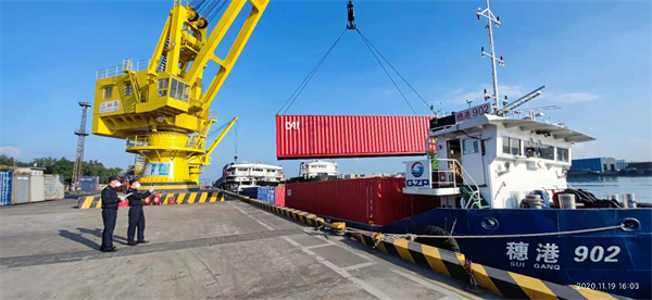 廣州海關所屬佛山海關關員對“灣區一港通”貨物進行監管.jpg