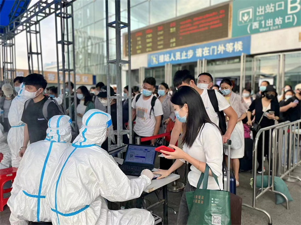 2、工作人員為旅客服務 (攝影:丁冬菊).jpg