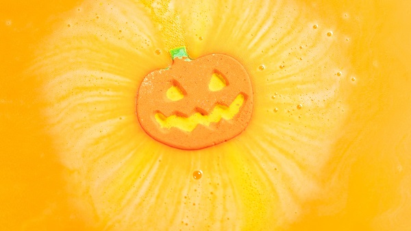Lush_Punkin Pumpkin Bath Bomb_Hero Shot-min.jpg