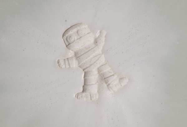 Lush_I Want My Mummy Bath Bomb_Hero Shot-min.jpg