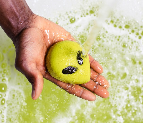 Lush_Alien Bubble Bar_Hero Shot.jpg-min.jpg