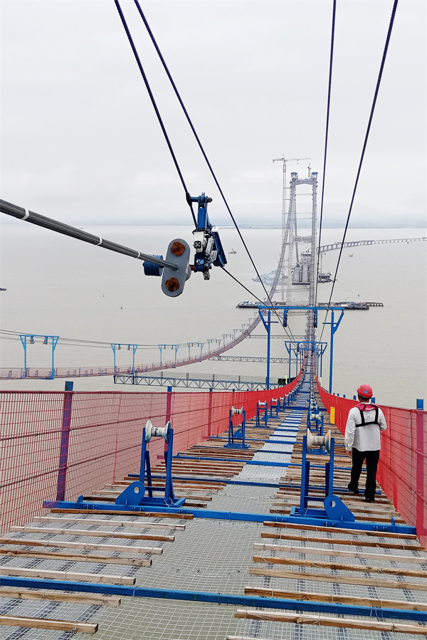 4、深中通道仃洋大橋首根索股成功架設(攝:劉偉 ).jpg