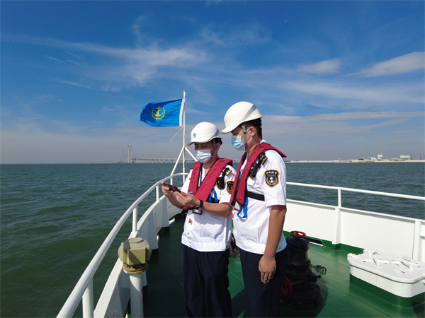 2.在深中通道建設海上駐守現場,一線海事執法人員收看大會開幕。.jpg