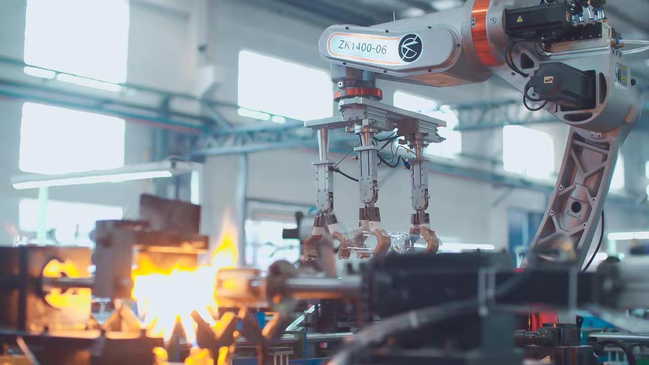 工業機械人助力企業提高智能化水平.jpg