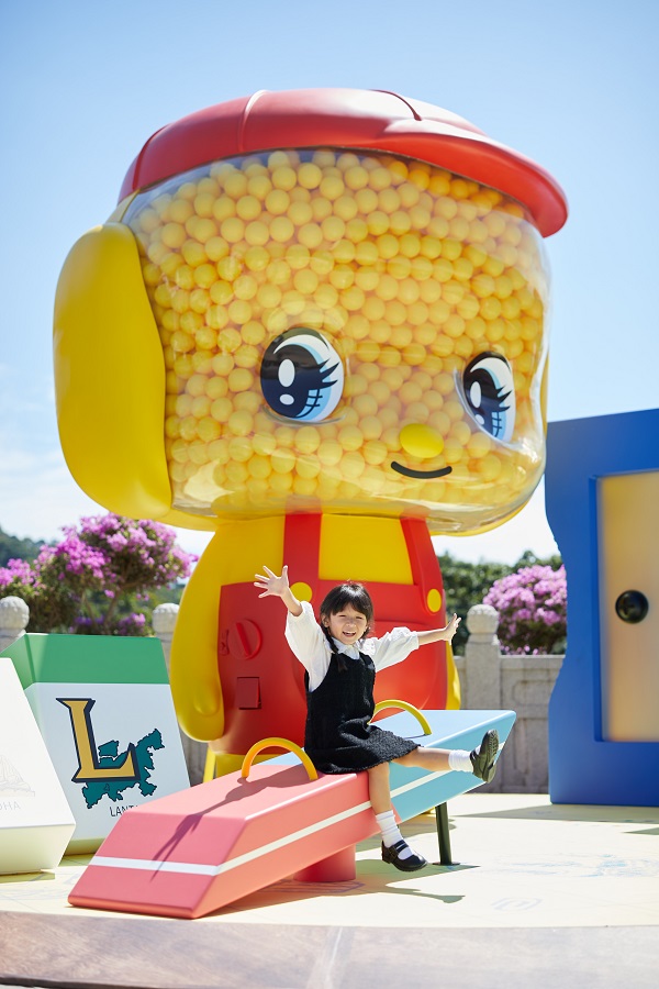 巨大化沙膠搖搖板打卡位,供賓客拍照 重拾兒時回憶.jpg