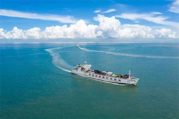 4、滿載着車輛與旅客的「粵海鐵2號」渡輪正行跨越瓊州海峽，駛向海南自由貿易港（拍攝：蔡晶）.jpg