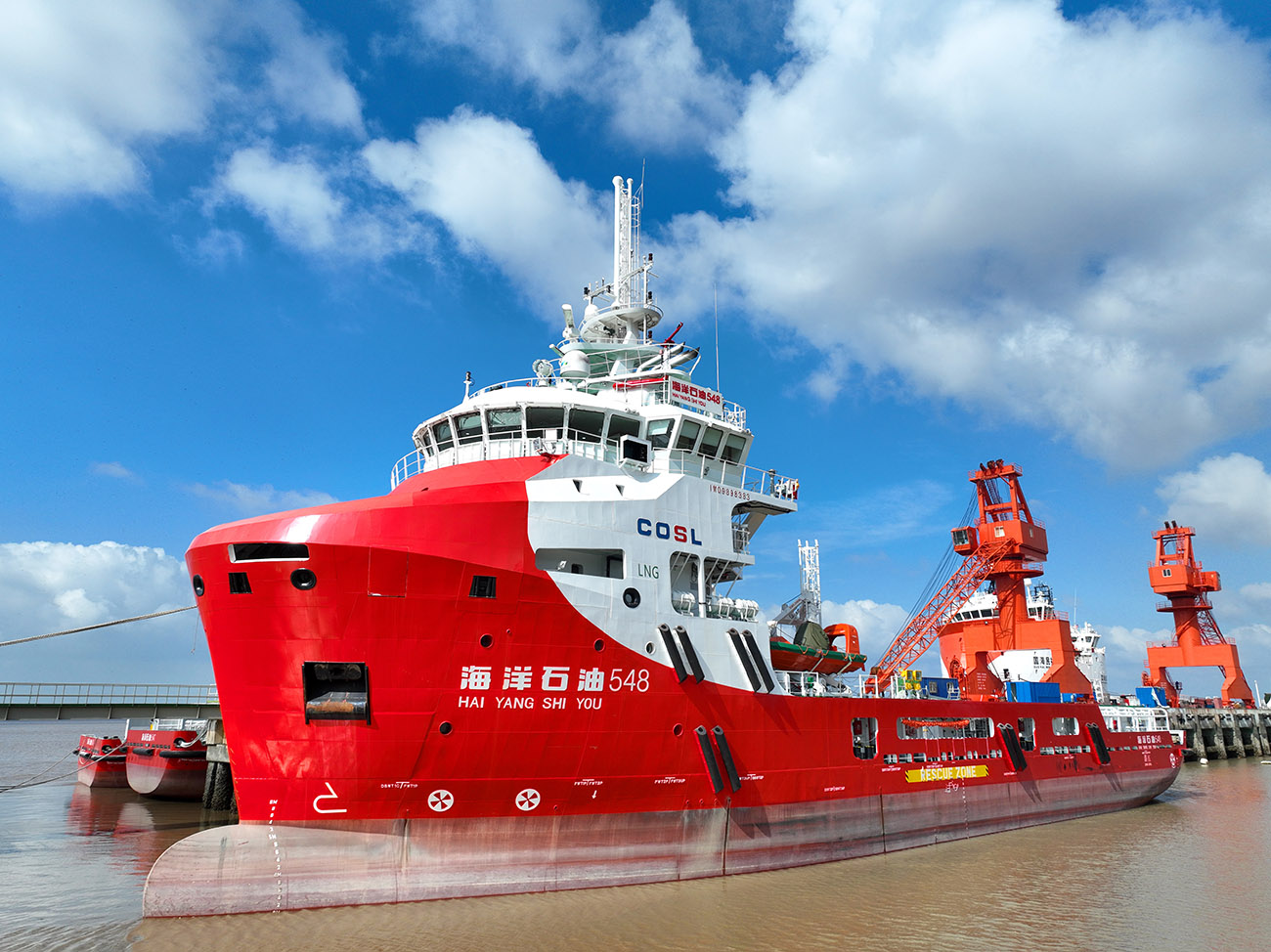 啟東建造的「海洋石油548」動力守護船.jpg