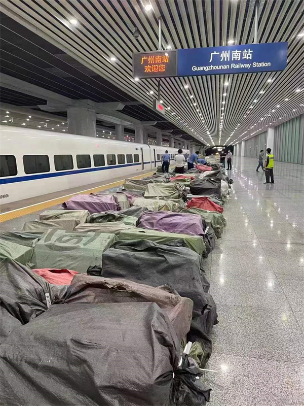 1、快遞整齊地碼放在廣州南站的地面上(通訊員供圖).jpg