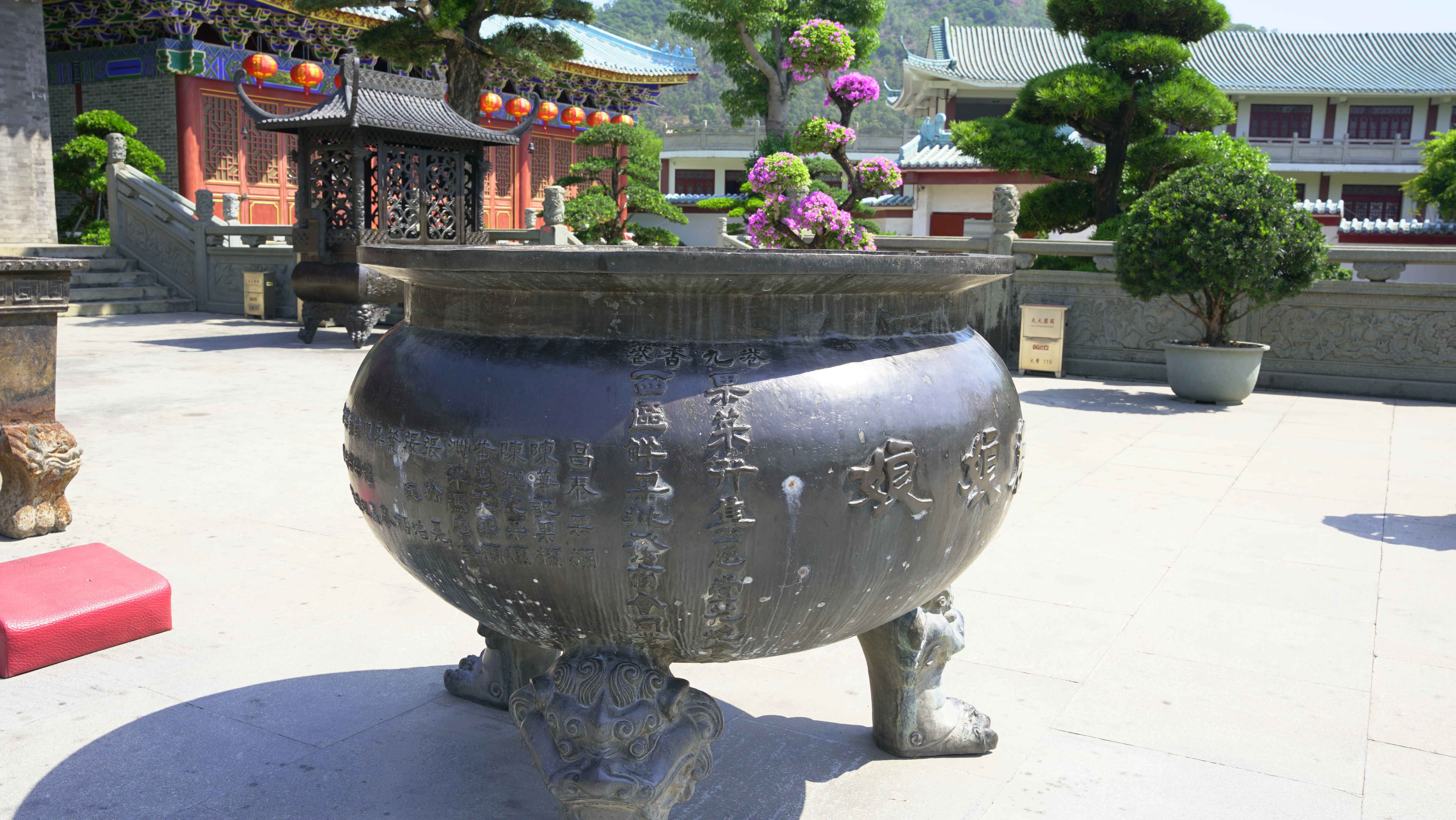 (深圳)赤灣天后宮正殿門前的香爐上,刻有香港信眾的名字。喬凱攝.jpg