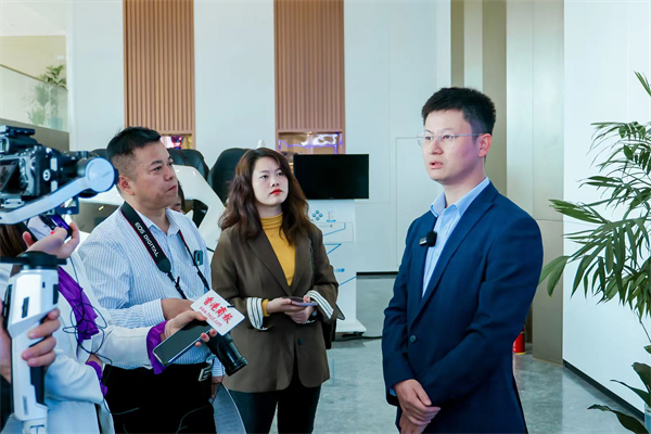 图五 县营商办幹部施汇杰接受媒体采访 - 复件.jpg