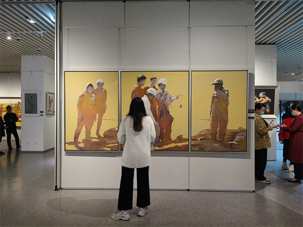 觀眾賞讀江海華彩——華振明油畫作品展作品.jpg