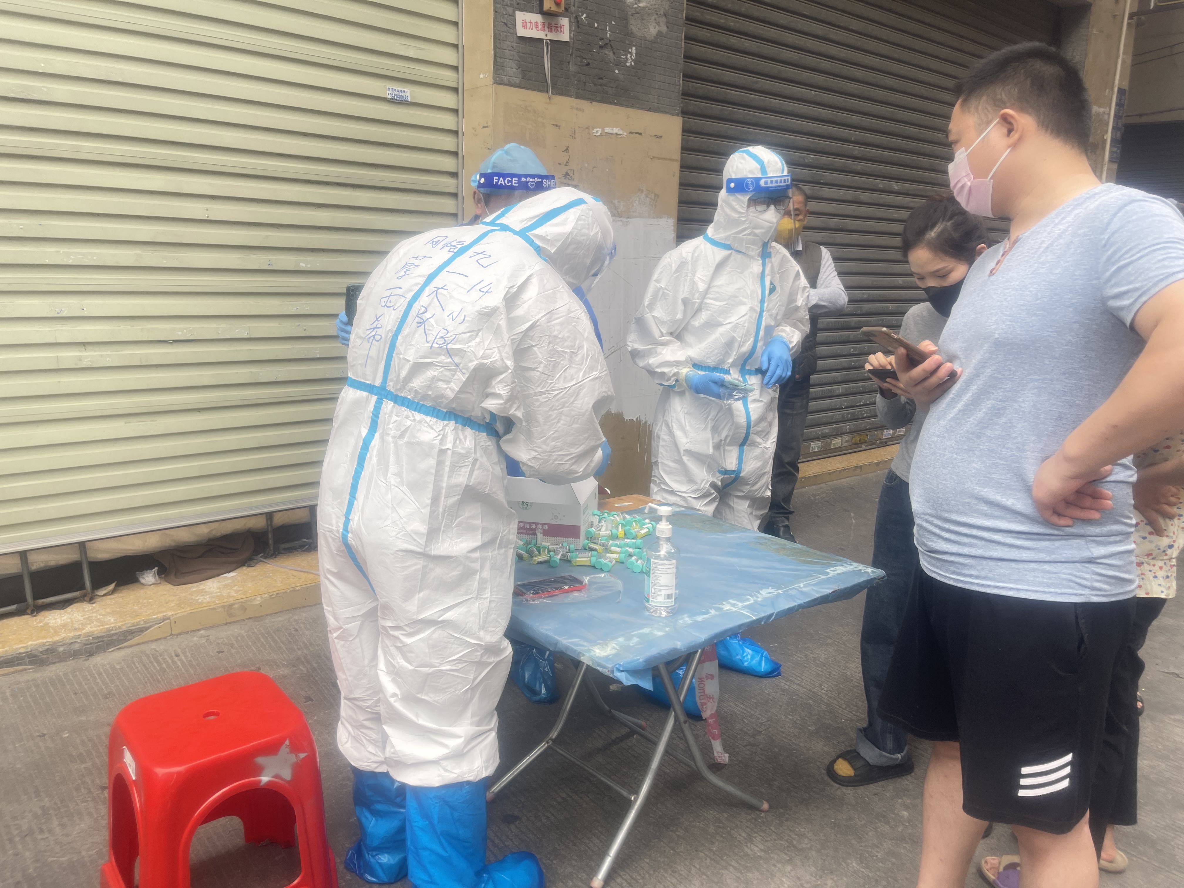 2、協助採集核酸。供圖:唐英豪.jpg