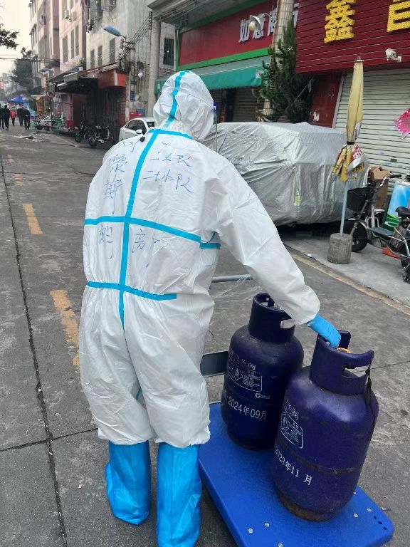 3、地鐵員工黎斯朗為居民運送物資 攝影:向孝劍.jpg