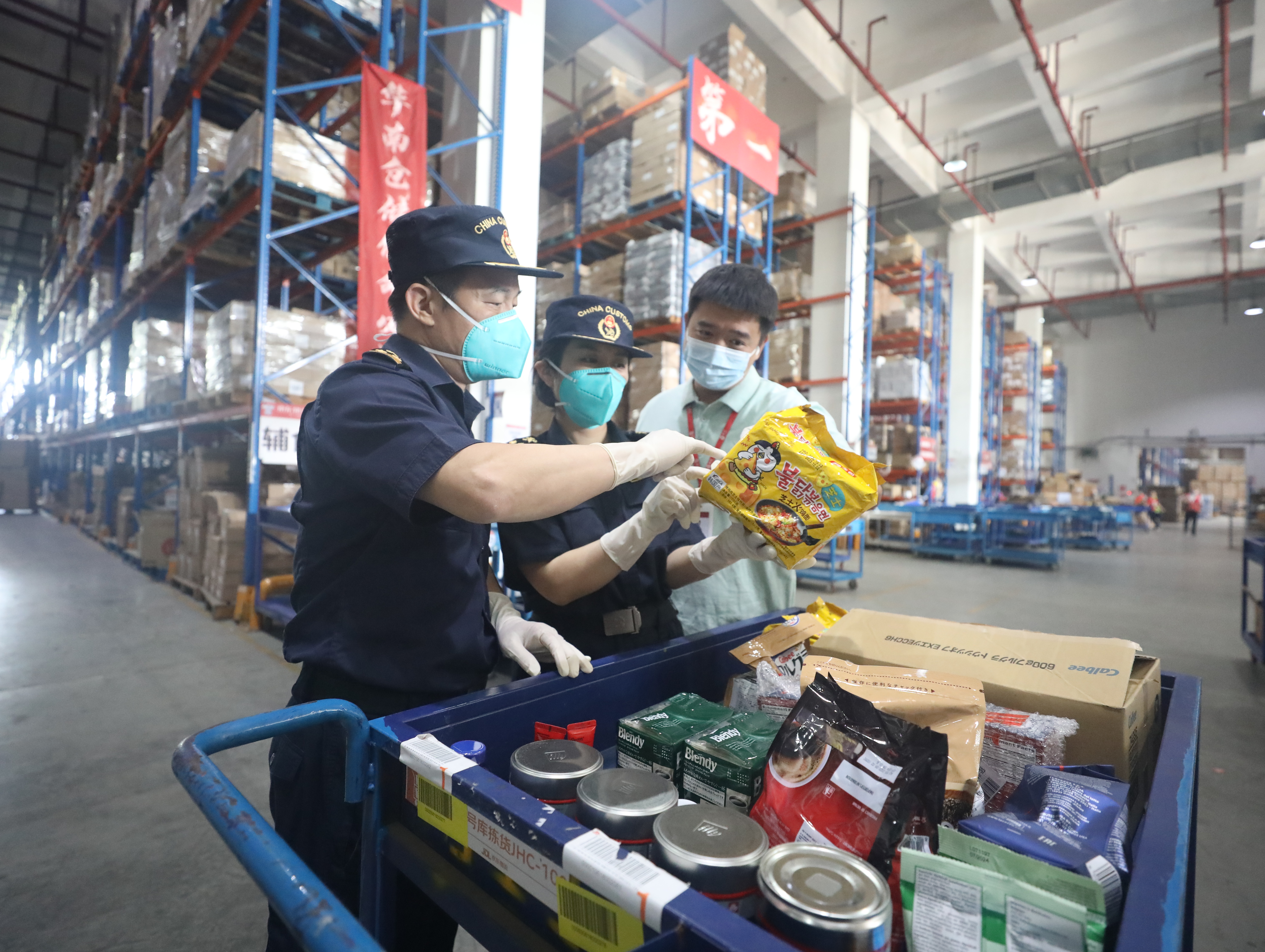 2、穗東海關關員到轄區跨境電商企業倉庫調研雙十一業務開展情況 陳志軍攝.jpg