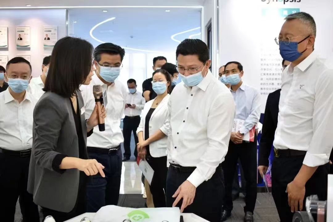 3、惠州市市長溫金榮(中)在考察惠州仲愷港澳青年創業基地.jpg
