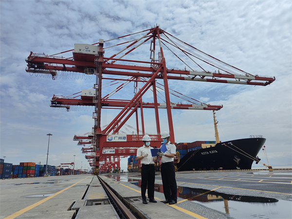 1：廣州海關所屬南沙海關關員在南沙港三期集裝箱碼頭對“KOTA KAYA”貨輪開展監裝監卸.jpg