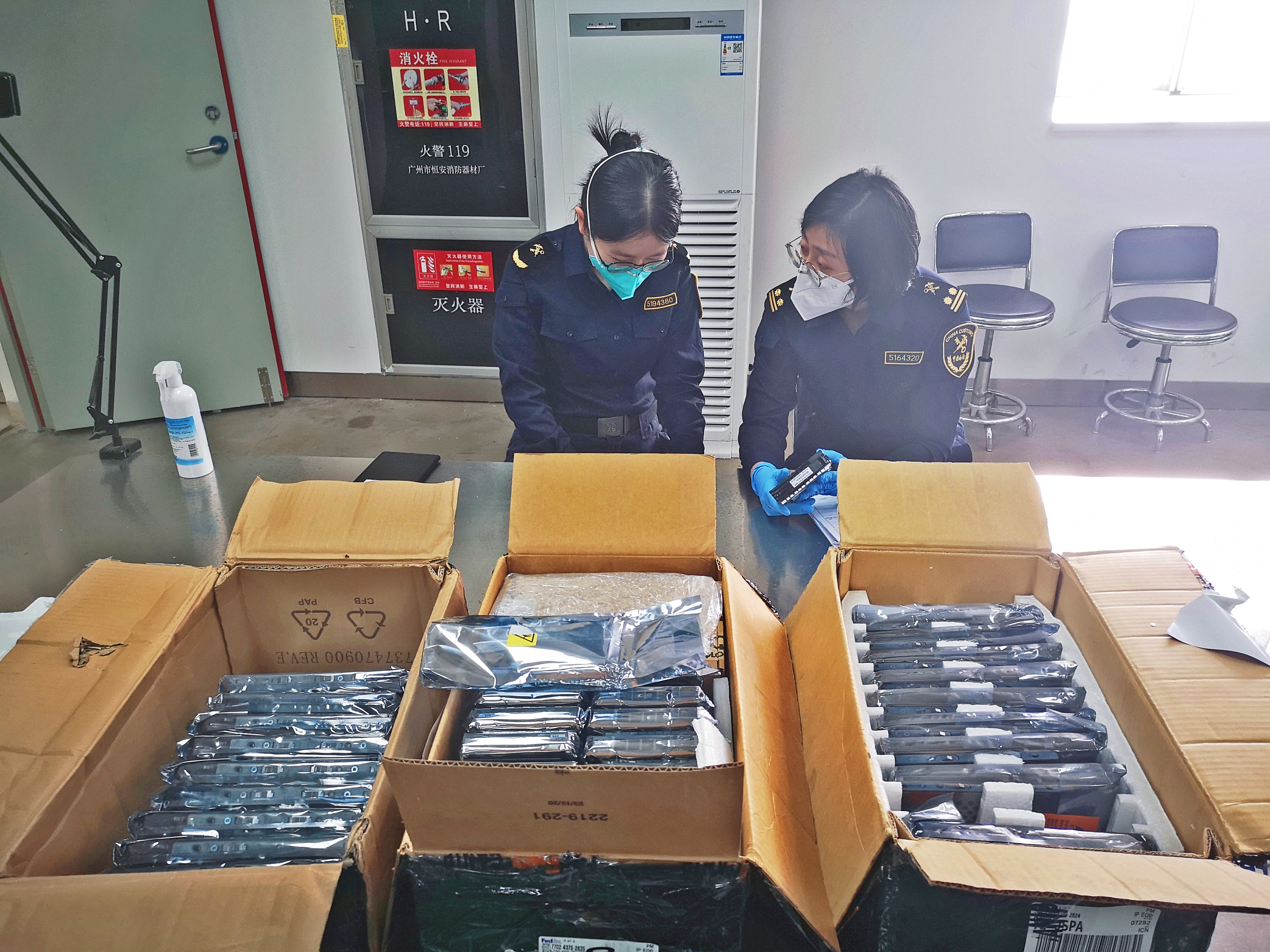 廣州海關所屬廣州白雲機場海關關員在出境快件渠道查獲的一批侵權硬盤(關芸攝).JPG