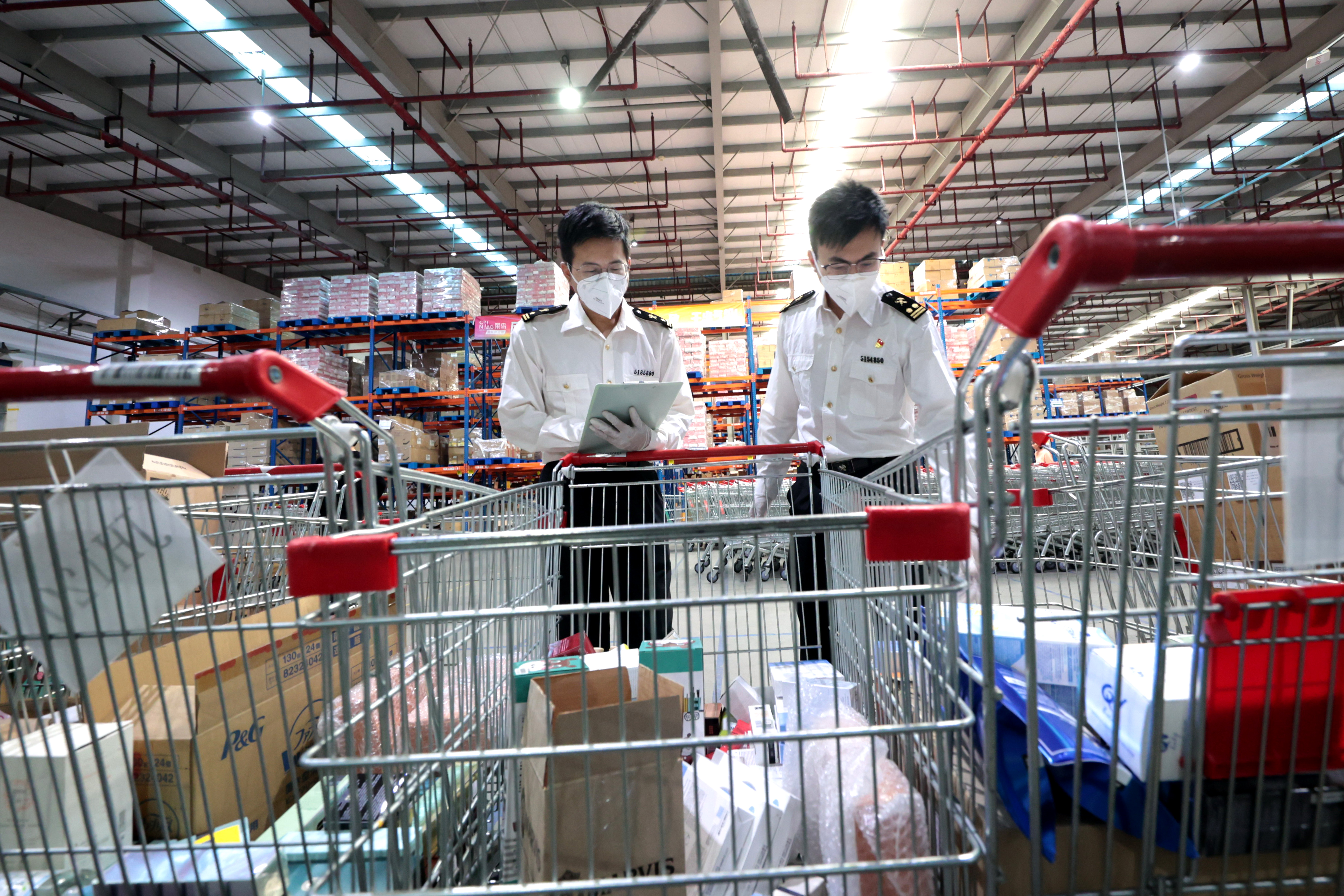 2:廣州海關所屬南沙海關關員在跨境電商倉庫巡倉監管.jpg